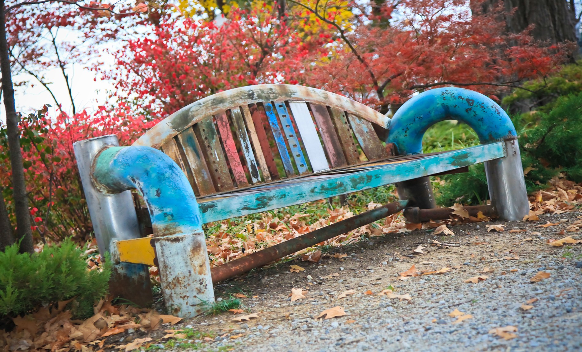 Старая скамейка в парке